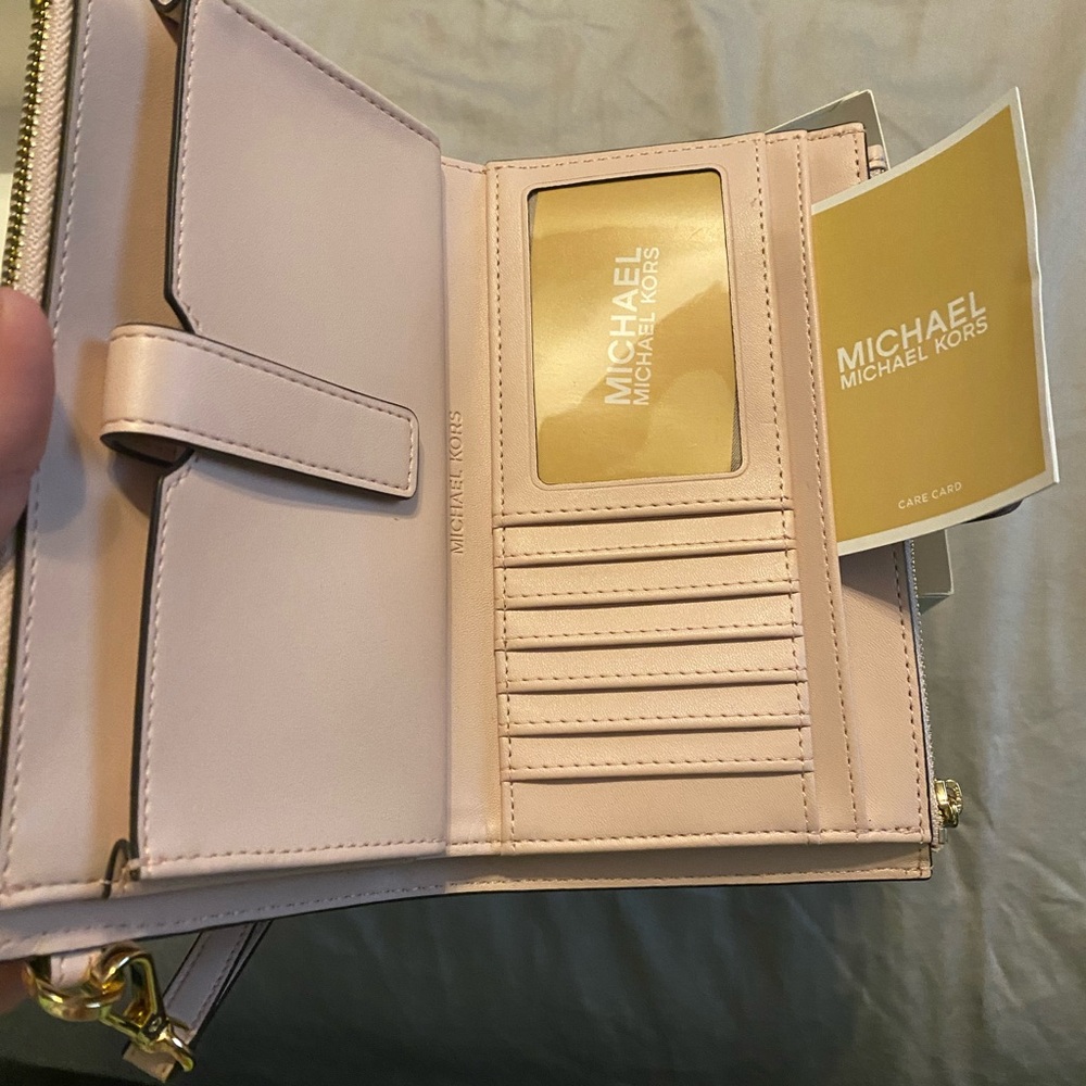 Michael Kors cream colored wristlet - BRAND NEW UNUSED - Picture 2 of 4